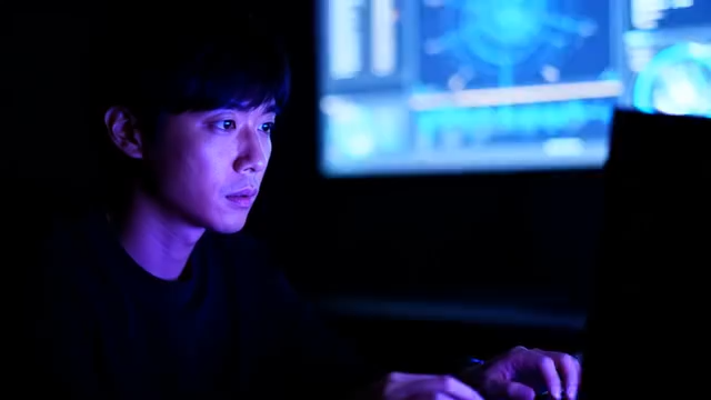 男子专注操作电脑场景2680#横屏 