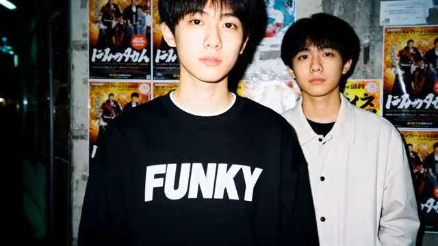两位少年街头合影2317#横屏 