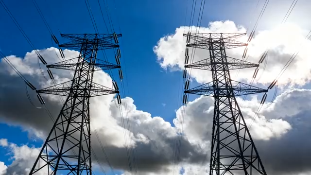 蓝天白云下的高压输电塔2901#横屏 