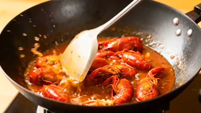  锅中烹饪小龙虾特写1492#横屏 	 