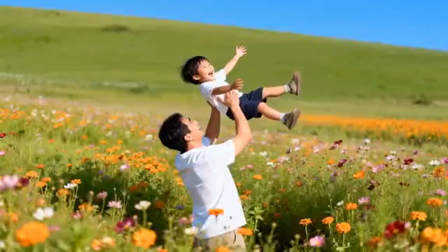  父亲在花田将孩子高高举起1861#横屏 	 