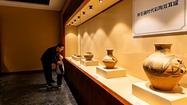 家长带孩子博物馆参观文物3112#横屏 