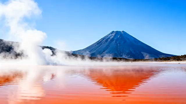 火山下的红色湖泊景观3109#横屏 
