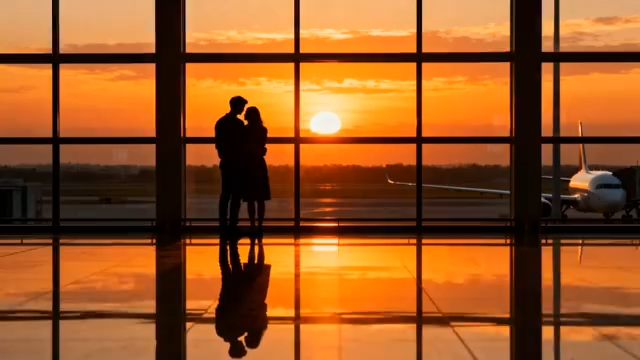 机场情侣日落时分相拥画面3039#横屏 