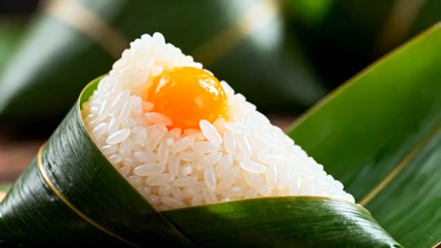  戴圣诞帽的法斗犬趴沙发上419#横屏 	 