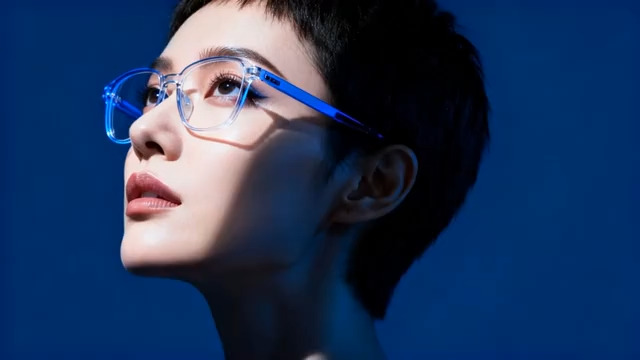  戴蓝框眼镜女性特写2135#横屏 	 
