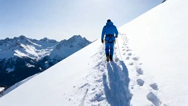  登山者攀登雪山背影1312#横屏 	 