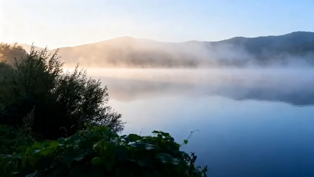  晨雾笼罩的山水自然景观952#横屏 	 -