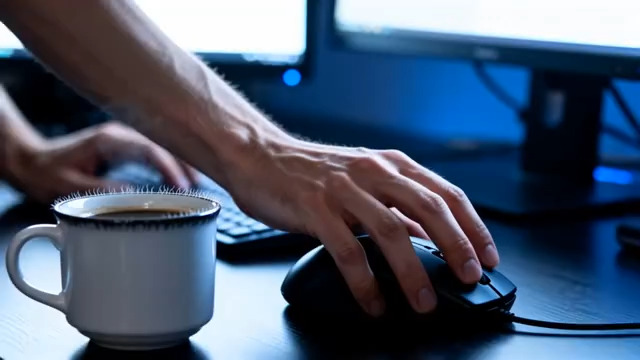  办公人员使用鼠标场景2919#横屏 	 