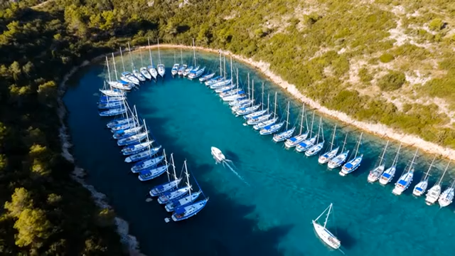 港湾停泊帆船航拍全景4984#横屏 