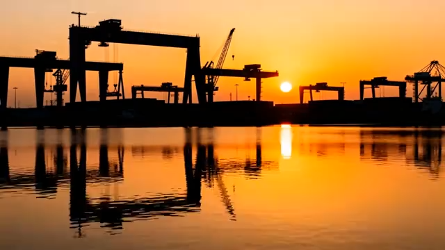 港口夕阳下的起重机剪影1843#横屏 