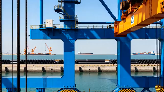 港口蓝色起重机与海景3901#横