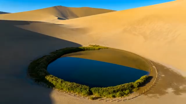 敦煌沙漠中的月牙泉全景4127#横