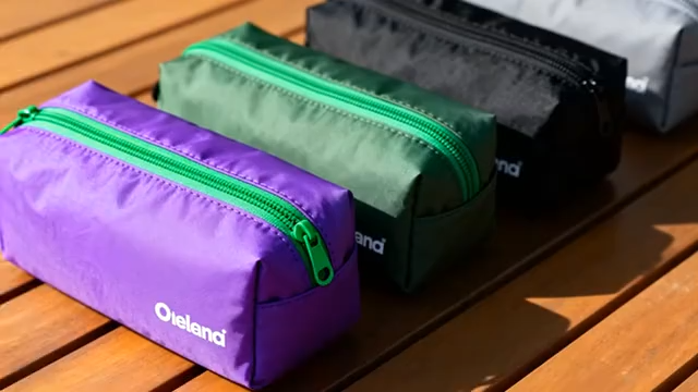 多彩笔袋摆放在木质表面2761#横