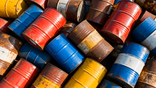 堆放的彩色金属油桶素材1508#横屏 