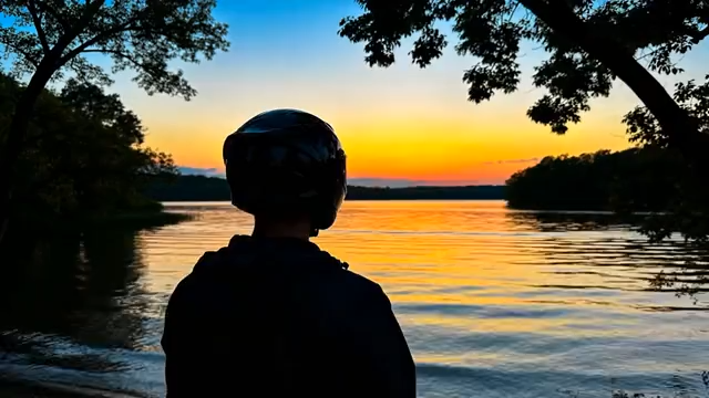 戴头盔者赏湖畔日落剪影3855#横