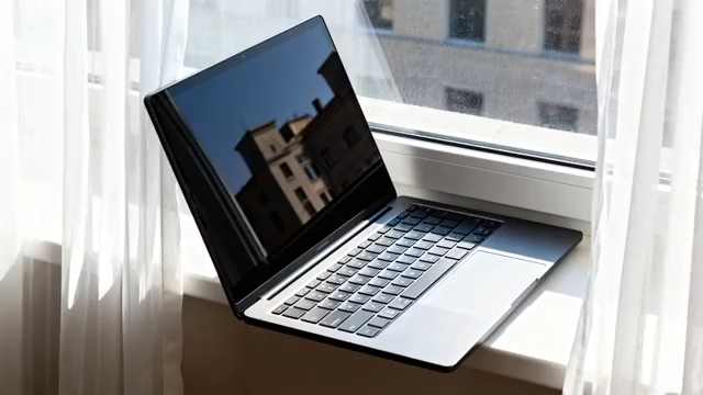 窗边放置的笔记本电脑4533#横