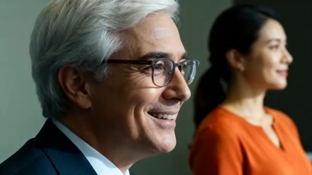  商务人士微笑侧影2006#横屏 	 