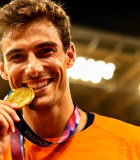 运动员赛场手持金牌微笑14357#横屏 