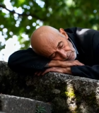 老人公园石栏上休憩14091#横屏 