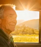 老人驾驶汽车于山间风景中10198#横屏 