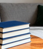 客厅圆桌上堆叠的书籍6319#横屏 