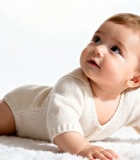 婴儿趴在毛毯上抬头张望7745#横屏 