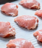 	 烤盘上的新鲜鸡肉食材7692#横屏 