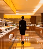 酒店内女士走过自助餐台11742#横屏 