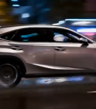 夜间道路上行驶的银色1593#横屏 