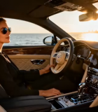 女性驾车于海滨城市车内视角12324#横屏 