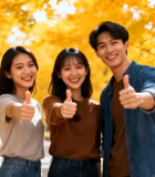 年轻人秋日户外竖大拇指8828#横屏 