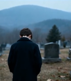 男子于墓地背对镜头站立4755#横屏 