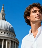 男子在灯笼古建筑前手持麦克风998#横屏 