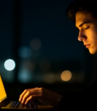 男子夜间使用笔记本电脑3764#横屏 