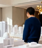 男士查看城市建筑模型817#横屏 