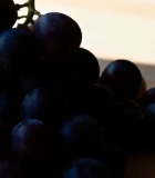 木桌上的新鲜葡萄素材13686#横屏 