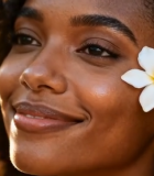 面带微笑插白花的女性6111#横屏 