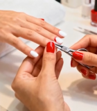 美甲师为女性修剪指甲10768#横屏 