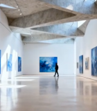 美术馆内一人欣赏蓝色画作8621#横屏 