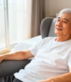 	 老人室内休闲座椅上放松5194#横屏 