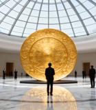 展厅内人们观赏大型金色展品362#横屏 