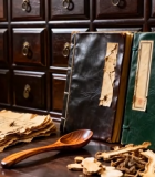 羽毛球挂在羽毛球网网上特写14963#横屏 