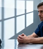 两人于室内面对面交谈场景7007#横屏 