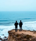 两人立于悬崖俯瞰大海11092#横屏 