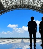 两人在建筑内平台眺望远方11782#横屏 