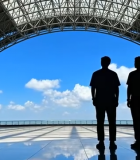 	 两人在建筑内平台眺望远方11782#横屏 