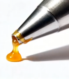 金属笔尖滴下黄色液体9596#横屏 