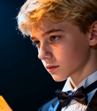 金发少年穿礼服阅读乐谱6932#横屏 