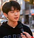 街头年轻人接受采访画面6973#横屏 